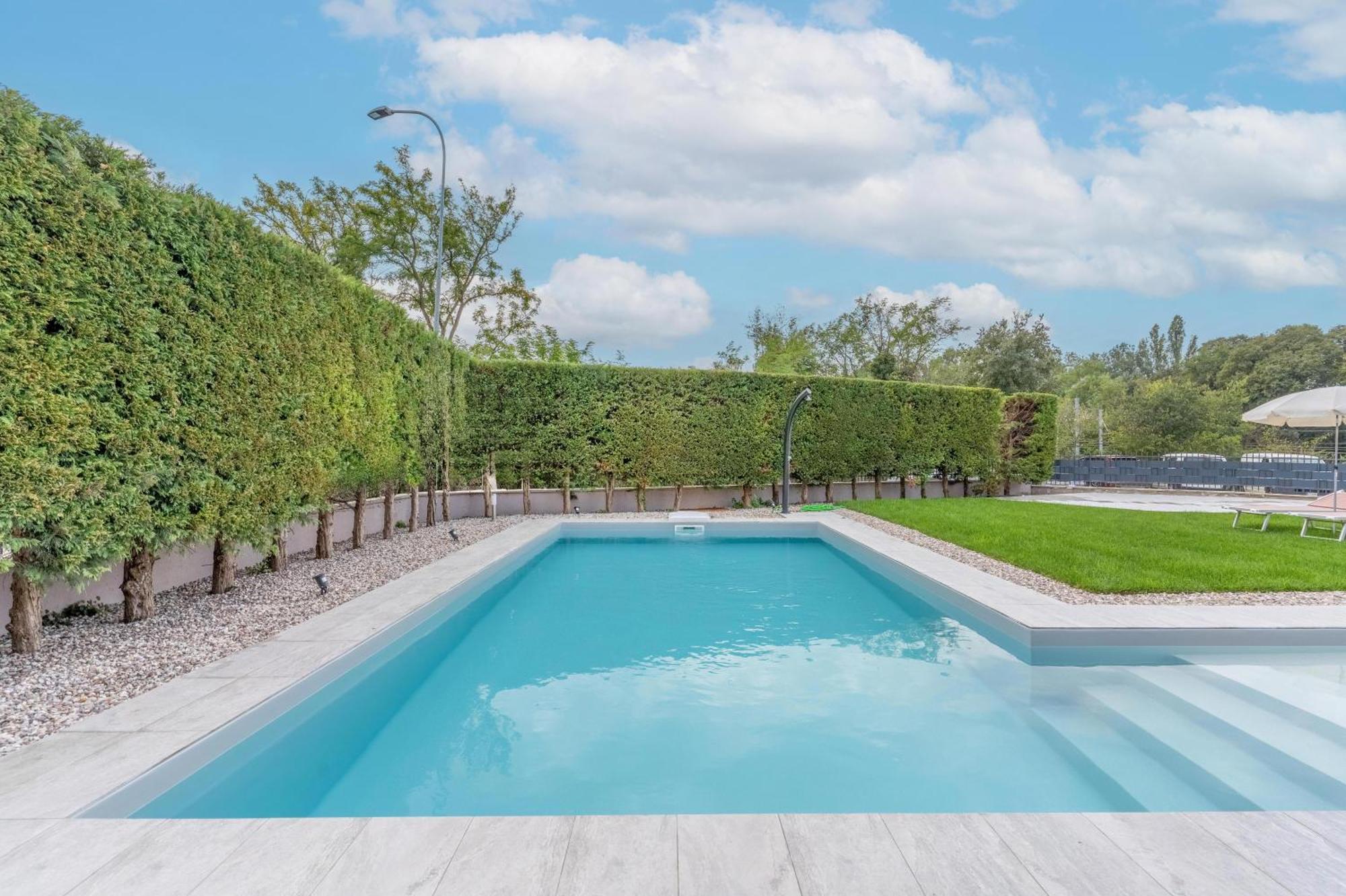 -Free Pool And Parking- Garda House Apartments 카스텔누보델가다 외부 사진