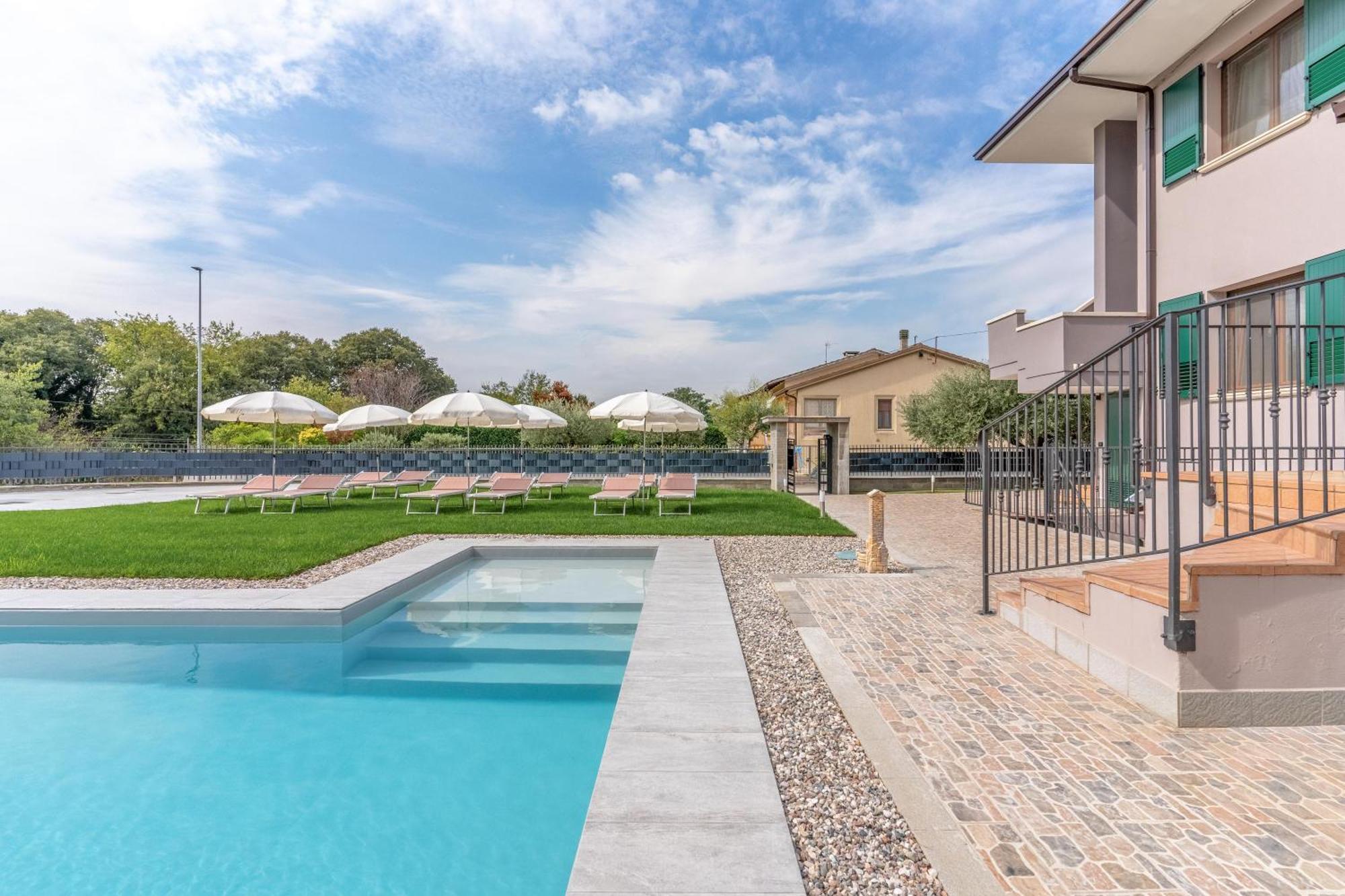 -Free Pool And Parking- Garda House Apartments 카스텔누보델가다 외부 사진