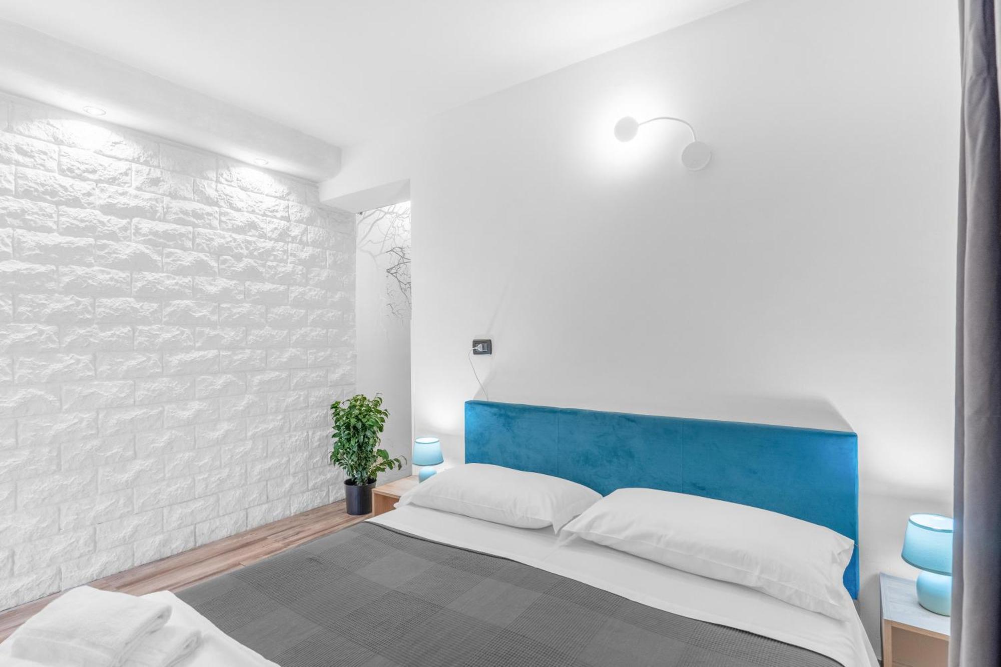 -Free Pool And Parking- Garda House Apartments 카스텔누보델가다 외부 사진