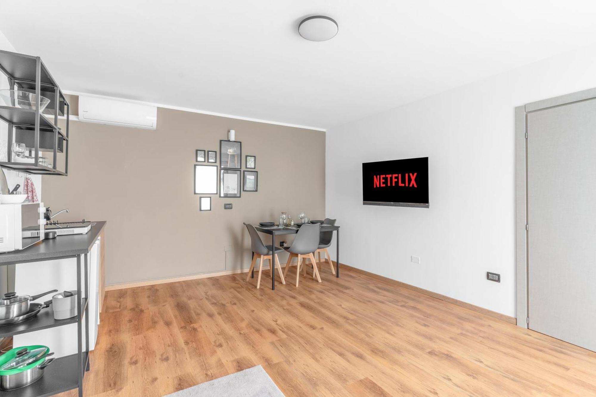 -Free Pool And Parking- Garda House Apartments 카스텔누보델가다 외부 사진