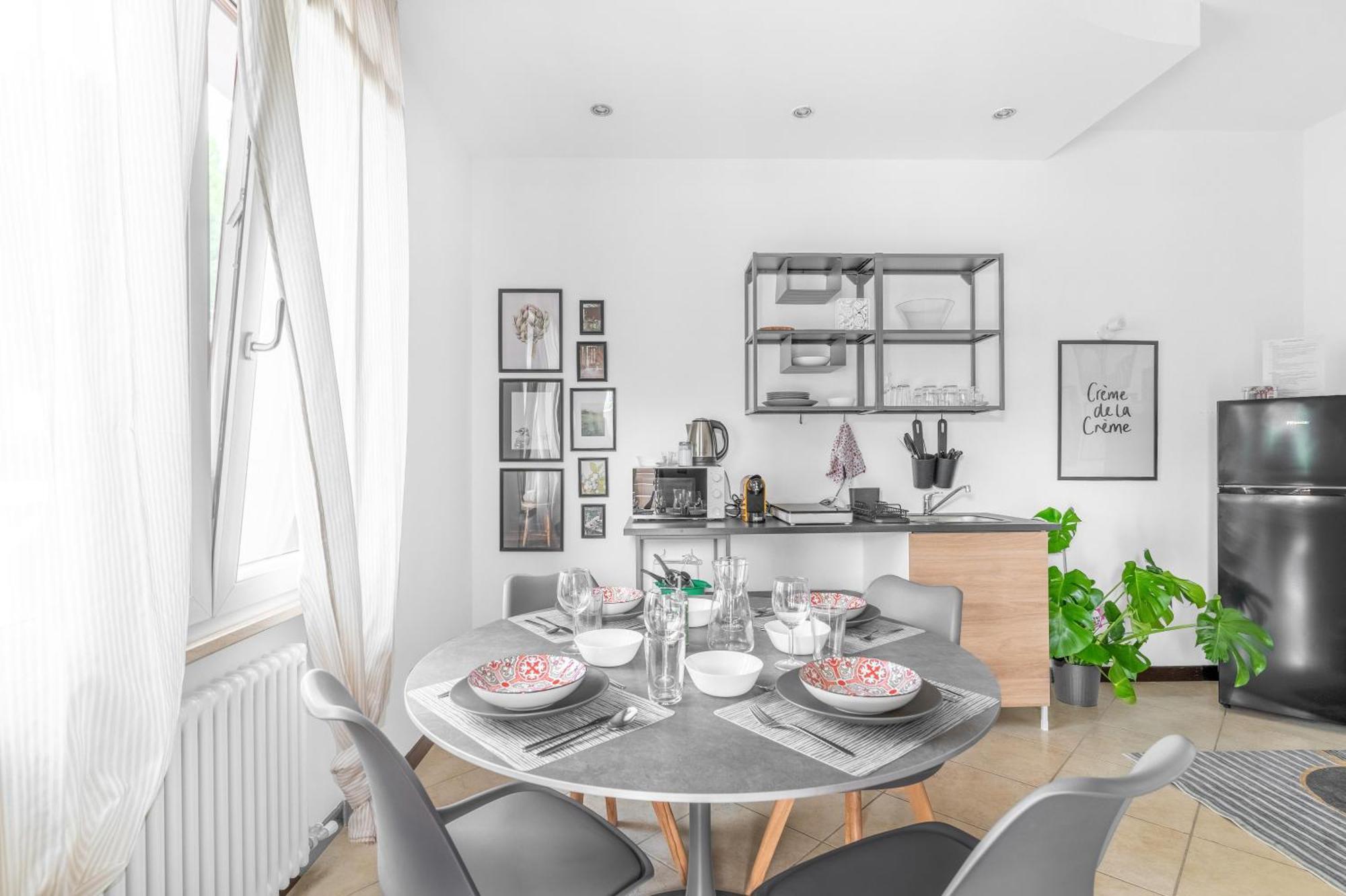 -Free Pool And Parking- Garda House Apartments 카스텔누보델가다 외부 사진