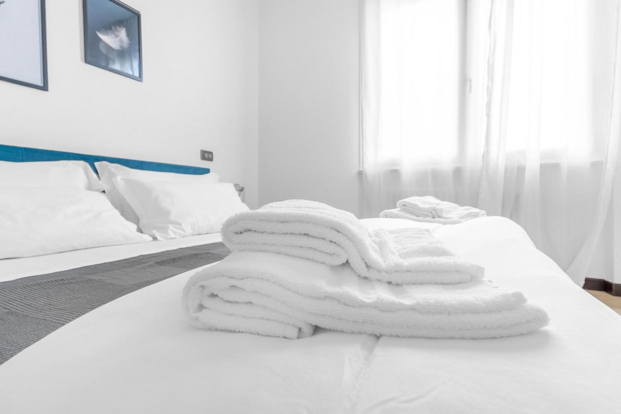 -Free Pool And Parking- Garda House Apartments 카스텔누보델가다 외부 사진