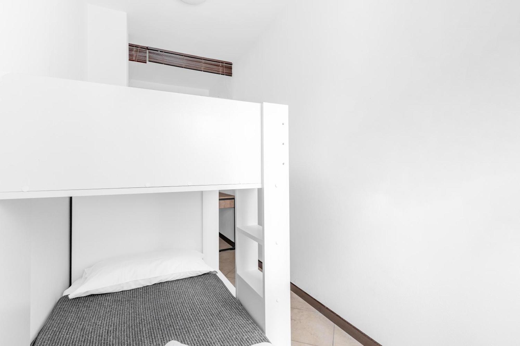 -Free Pool And Parking- Garda House Apartments 카스텔누보델가다 외부 사진