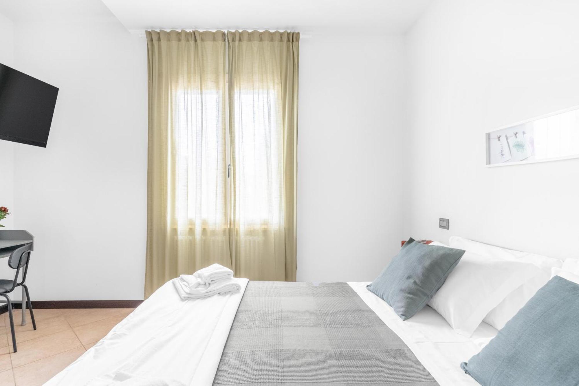 -Free Pool And Parking- Garda House Apartments 카스텔누보델가다 외부 사진