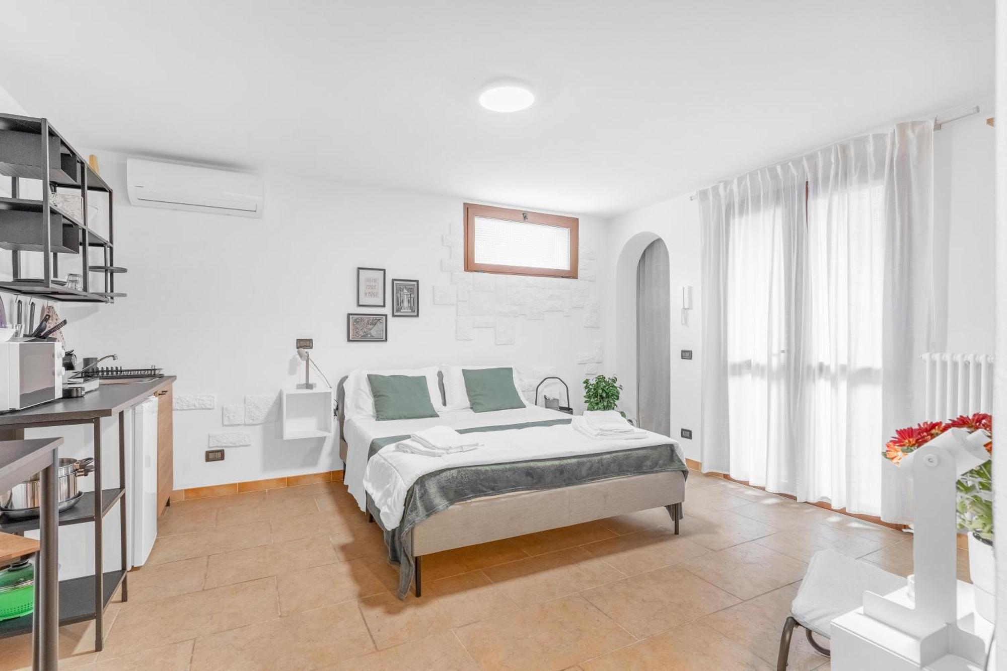 -Free Pool And Parking- Garda House Apartments 카스텔누보델가다 외부 사진
