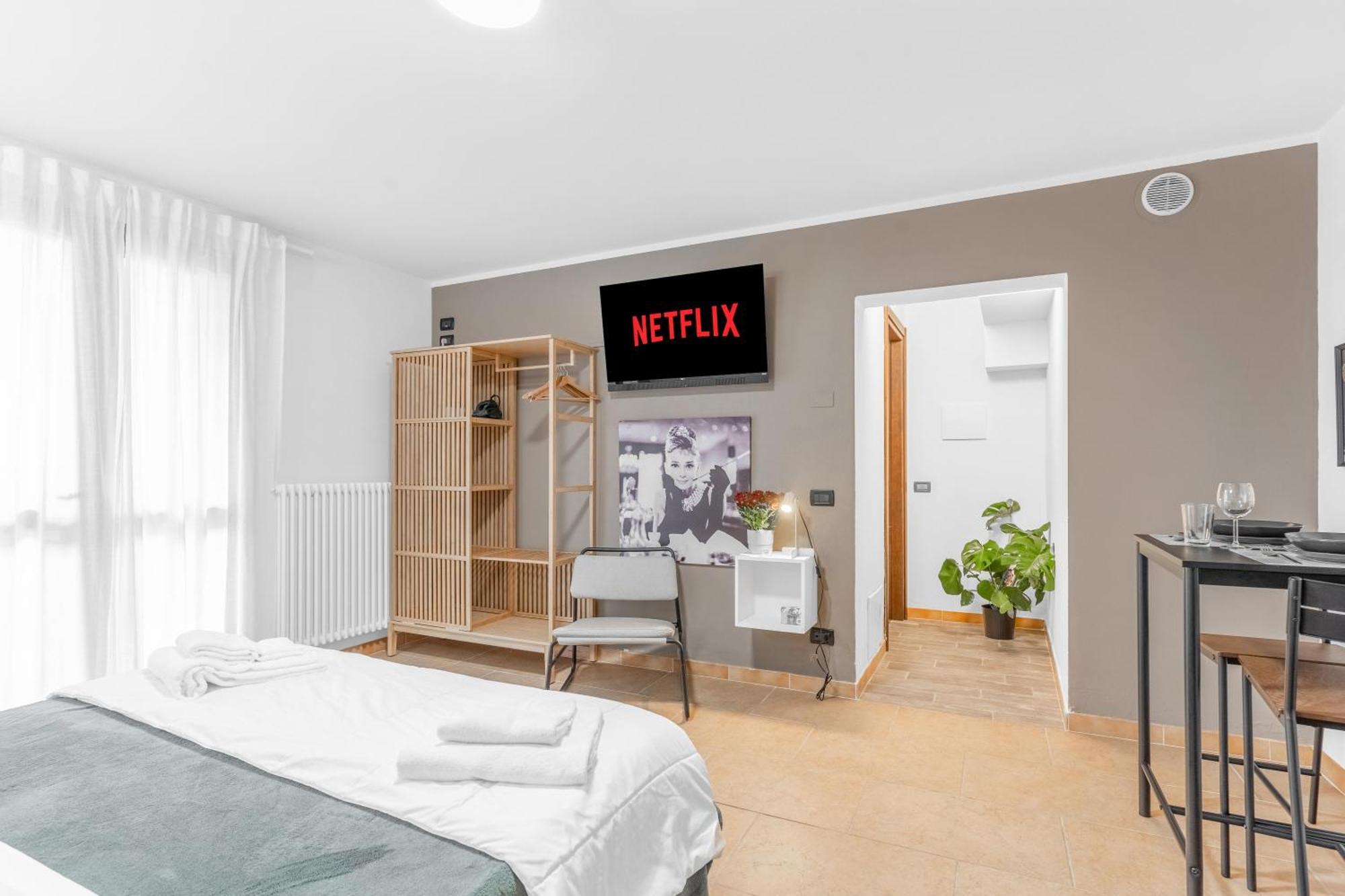 -Free Pool And Parking- Garda House Apartments 카스텔누보델가다 외부 사진