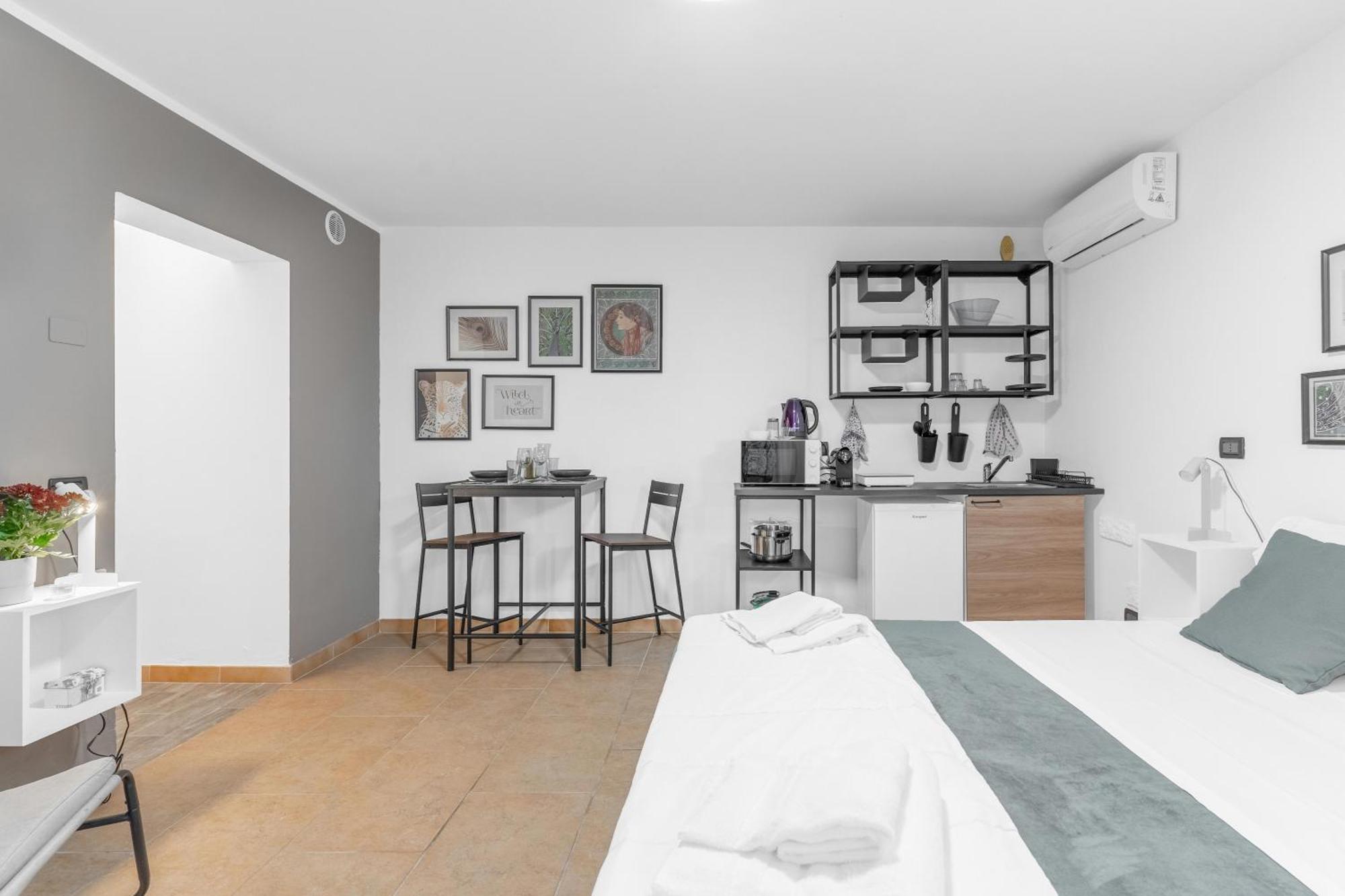 -Free Pool And Parking- Garda House Apartments 카스텔누보델가다 외부 사진