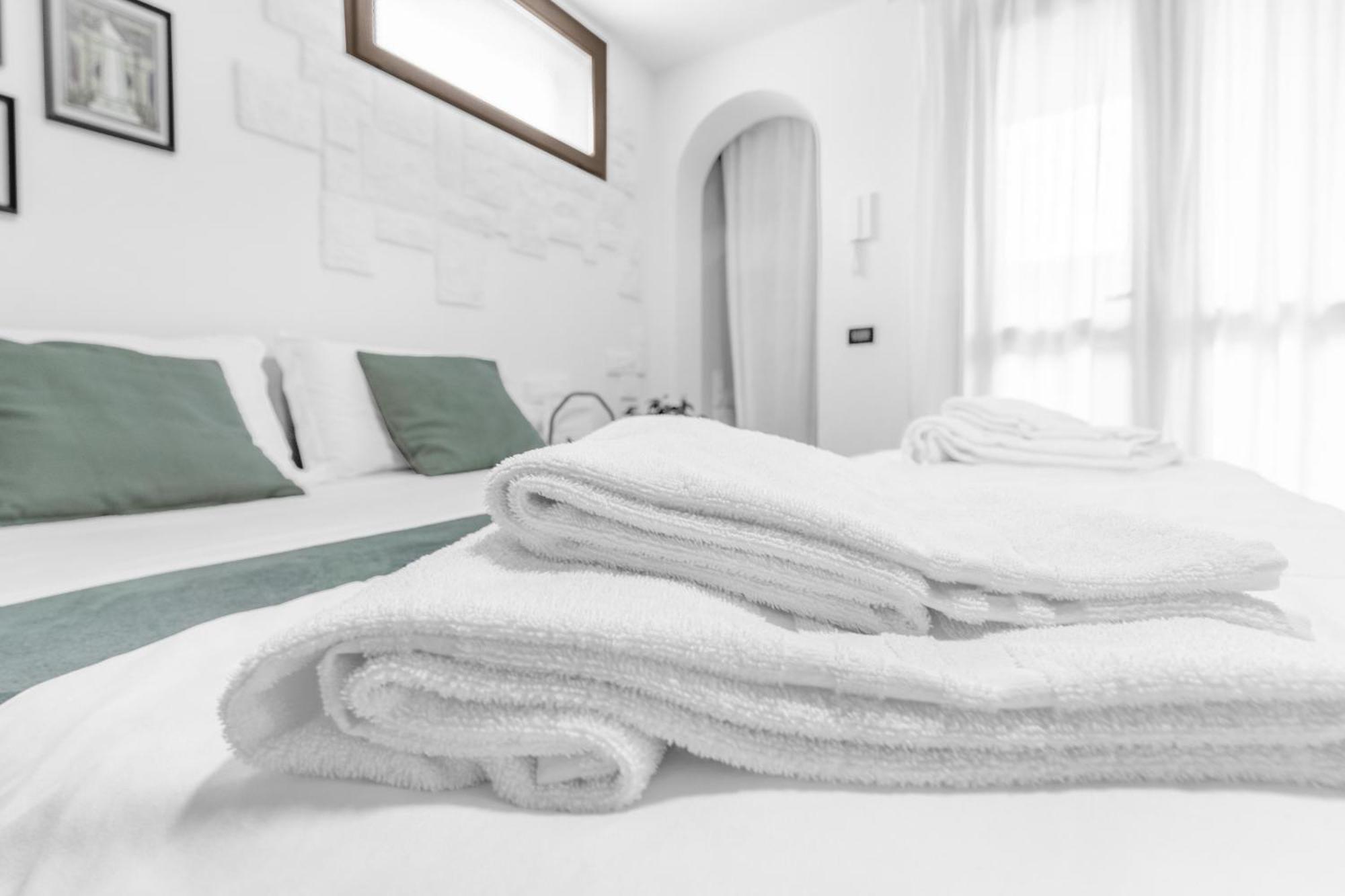 -Free Pool And Parking- Garda House Apartments 카스텔누보델가다 외부 사진